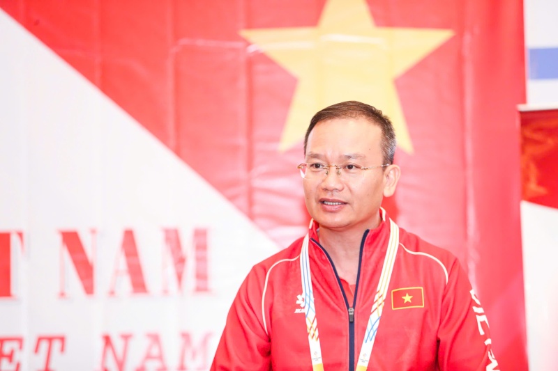 Truong doan Nguyen Hong Minh bao cao nhanh ve tinh hinh hien tai Doan the thao Viet Nam. Anh: Bui Luong