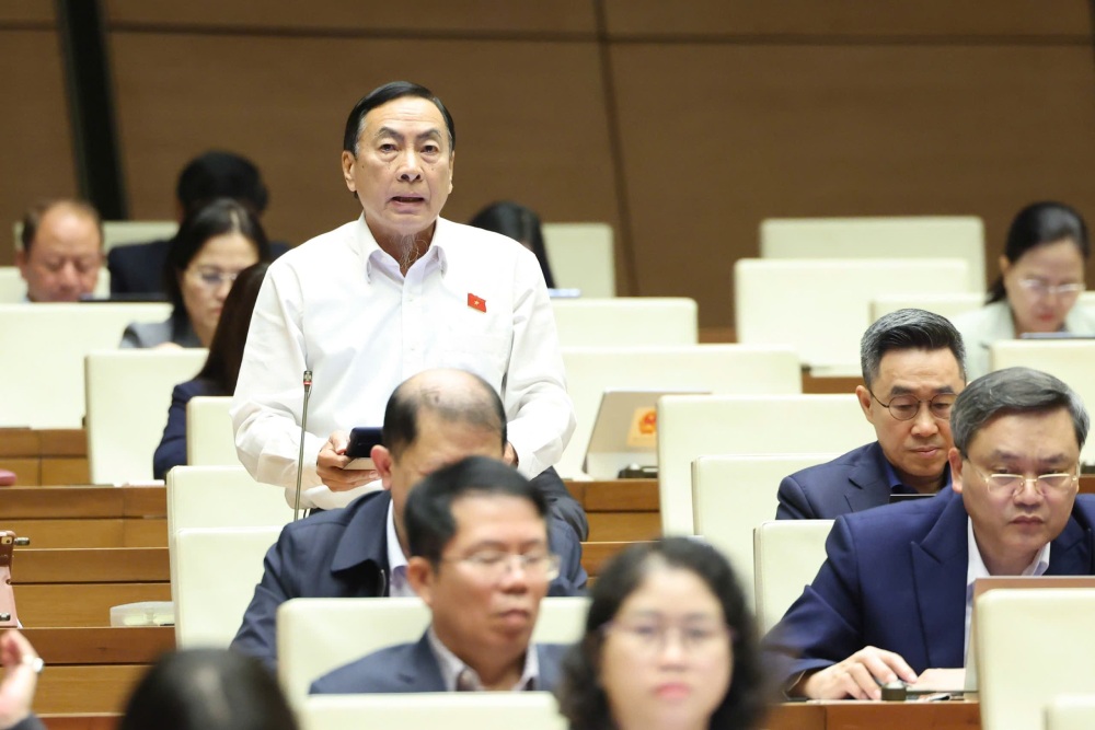 Le député Phạm Văn Hòa a proposé de continuer à lutter et à traiter sévèrement les crimes environnementaux de contrebande de marchandises contrefaites de marchandises de mauvaise qualité et d'aliments insalubres. Photo : Phạm Đông