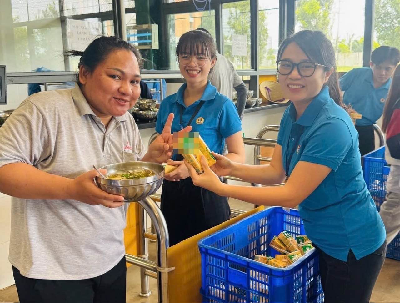 Representatives of the company's grassroots union give milk to union members and workers. Photo: Company's Trade Union