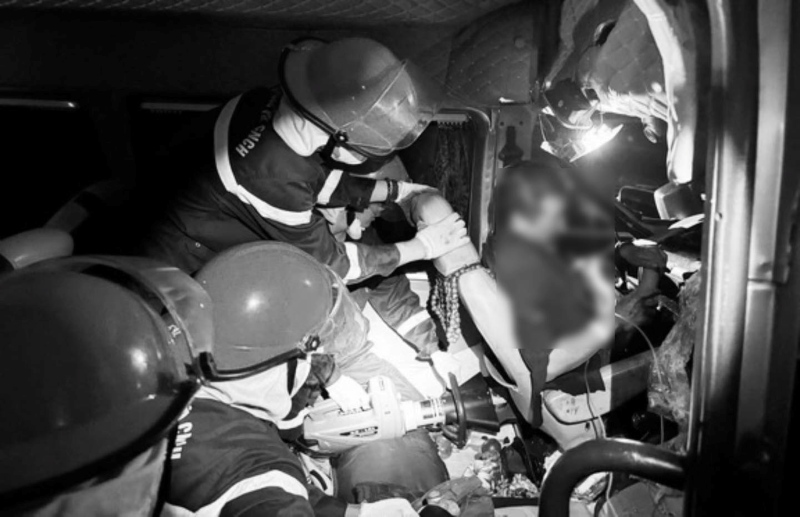 Luc luong chuc nang giai cuu tai xe xe khach (anh ho chu re) mac ket trong ca bin sau vu tai nan. Anh: Truong An