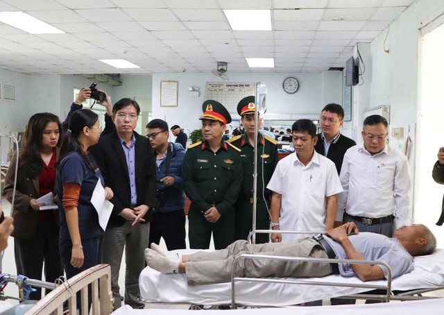 Chinh quyen dia phuong va luc luong chuc nang tham hoi, ho tro ban dau cho nguoi gap nan. Anh: Truong An