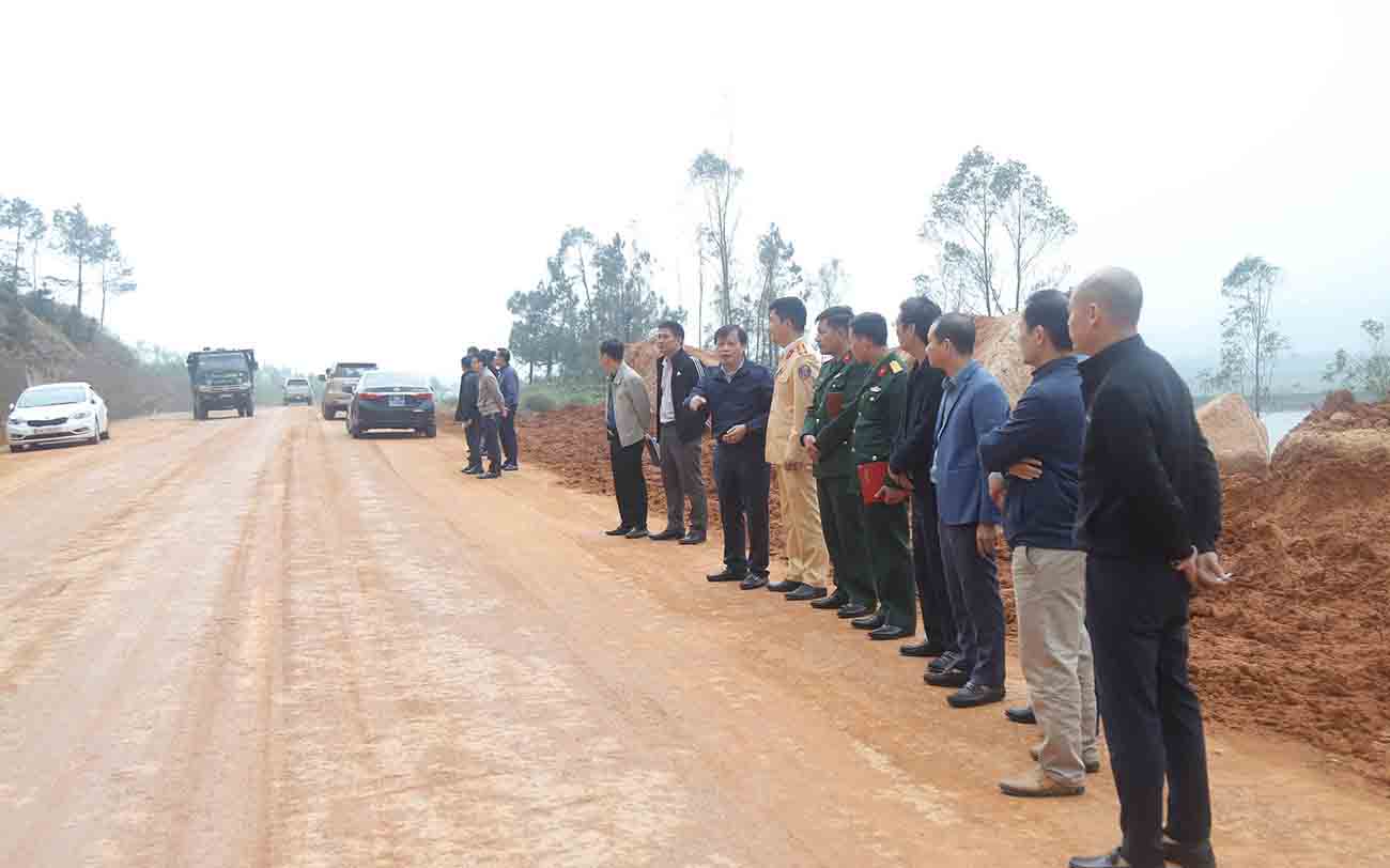 Luc luong chuc nang kiem tra vao thong nhat cho thong tuyen sau nhieu ngay khac phuc sat lo. Anh: Tran Tuan.