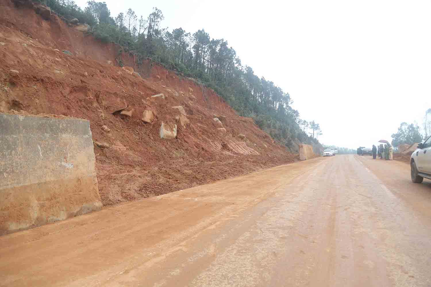 The landslide on the coastal road of Ha Tinh in Ky Xuan commune has been leveled to ensure traffic opening from 2:00 p.m. on December 9. Photo: Tran Tuan