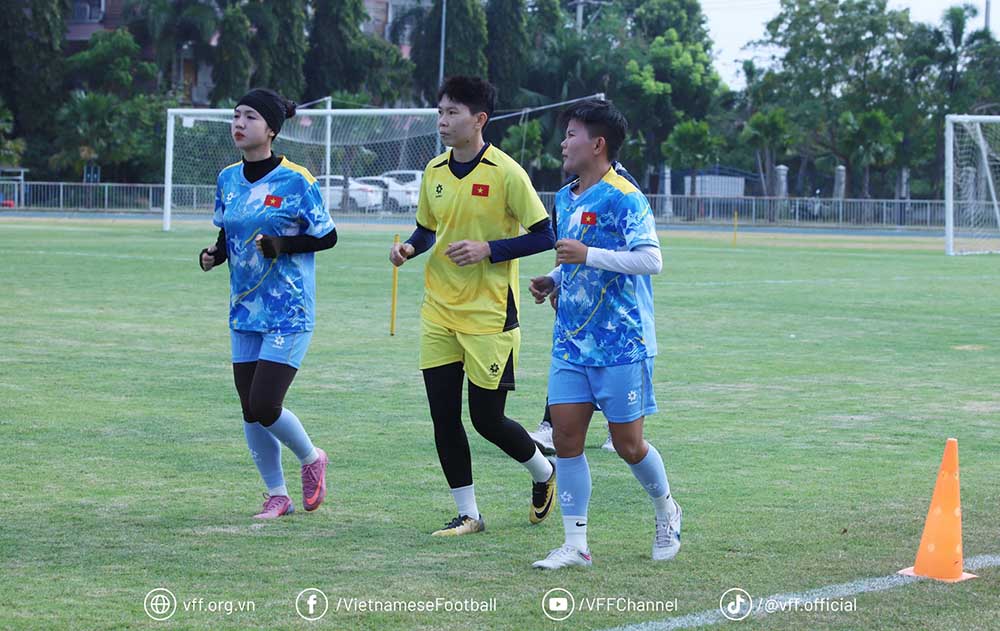 Bich Thuy (phai) cung tuyen nu Viet Nam quyet tam huong den tran gap Myanmar. Anh: VFF