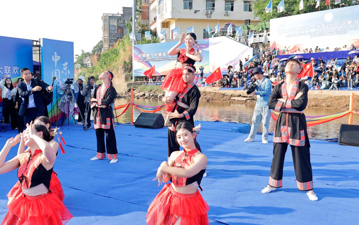 Chuong trinh hat doi tren song bien gioi adad