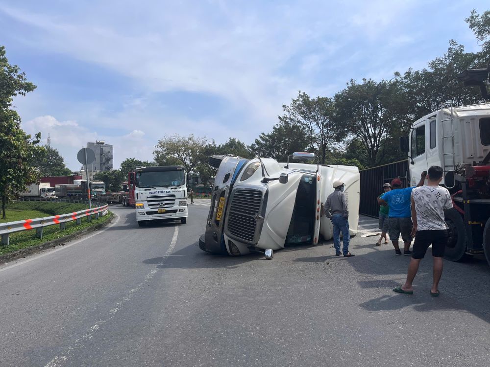 Hien truong xe container lat ngang gay un tac giao thong o tuyen Xa Lo Ha Noi. Ảnh: Nguyen Hoang