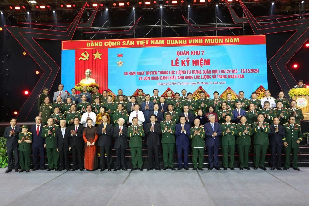 Chu tich nuoc Luong Cuong cung lanh dao Dang, Nha nuoc chup anh luu niem voi cac dai bieu du le. Ảnh: Nguyen Tien