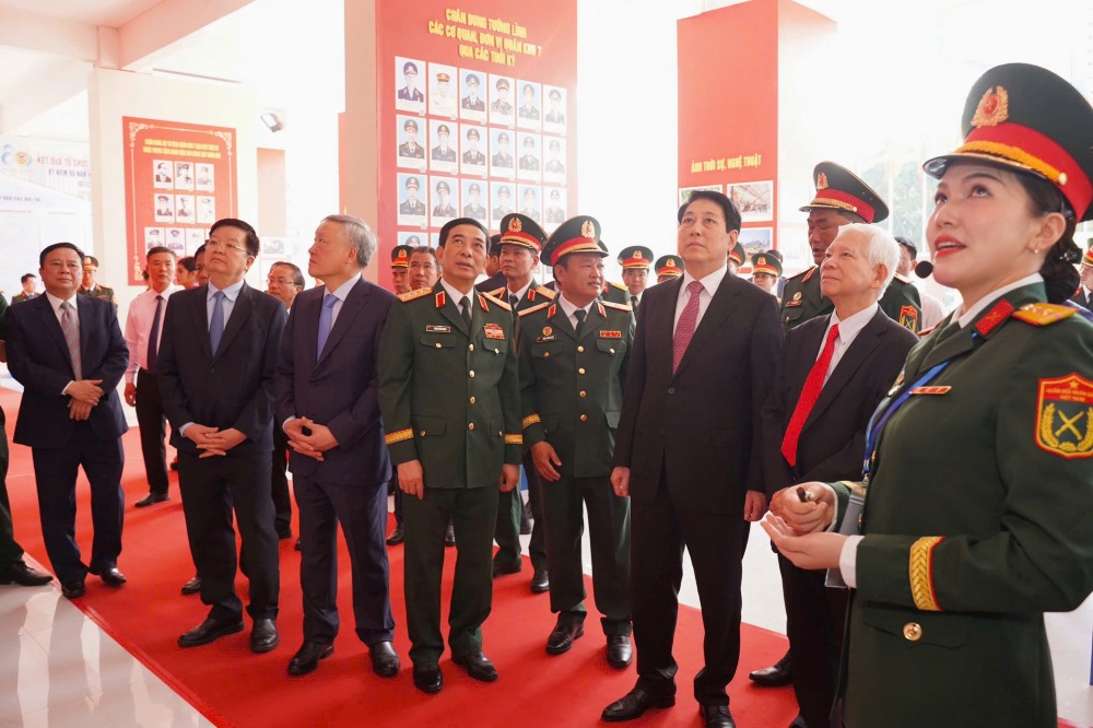 Chu tich nuoc Luong Cuong va cac dong chi lanh dao Dang, Nha nuoc tham quan khu trung bay trien lam. Ảnh: Nguyen Tien