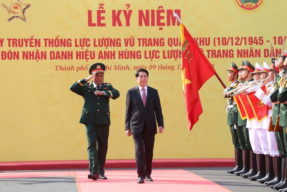 Chu tich nuoc Luong Cuong duyet doi danh du. Ảnh: Nguyen Tien