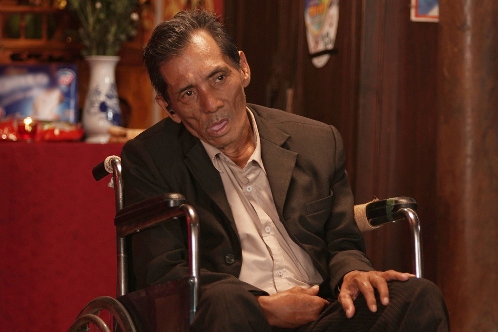 Nghe si Thuong Tin trong phim “Cu li khong bao gio khoc“. Anh: Doan phim cung cap