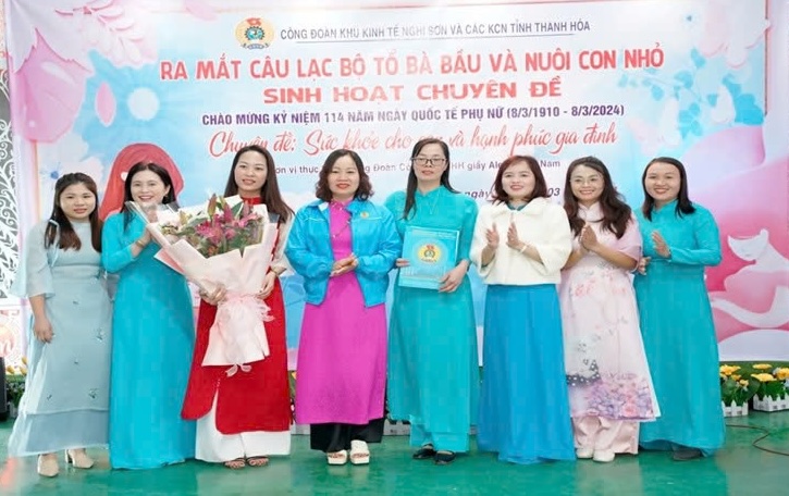 La Sra. Trinh Thi Hoa Vicepresidenta de la Federacion Laboral Provincial de Thanh Hoa entrega la Decision de establecer el Club de Maternidad y Crianza Infantil Sindicato de Aleron Vietnam Footwear Co. Ltd. Foto: Sindicato de Thanh Hoa