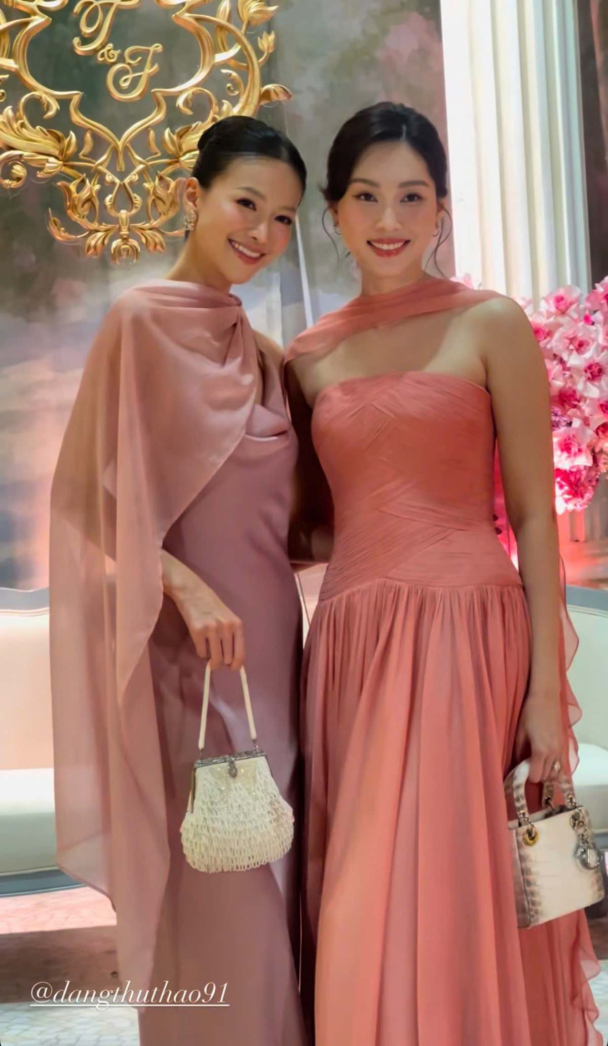 Hoa hau Phuong Khanh va Hoa hau Dang Thu Thao trong tiec cuoi. Anh: Nhan vat cung cap.