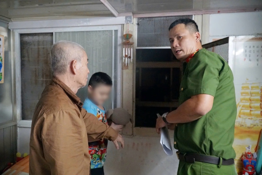 Luc luong chuc nang kiem tra loi thoat hiem tai mot can ho trong chung cu cu tren dia ban phuong Sai Gon. Anh: Minh Tam