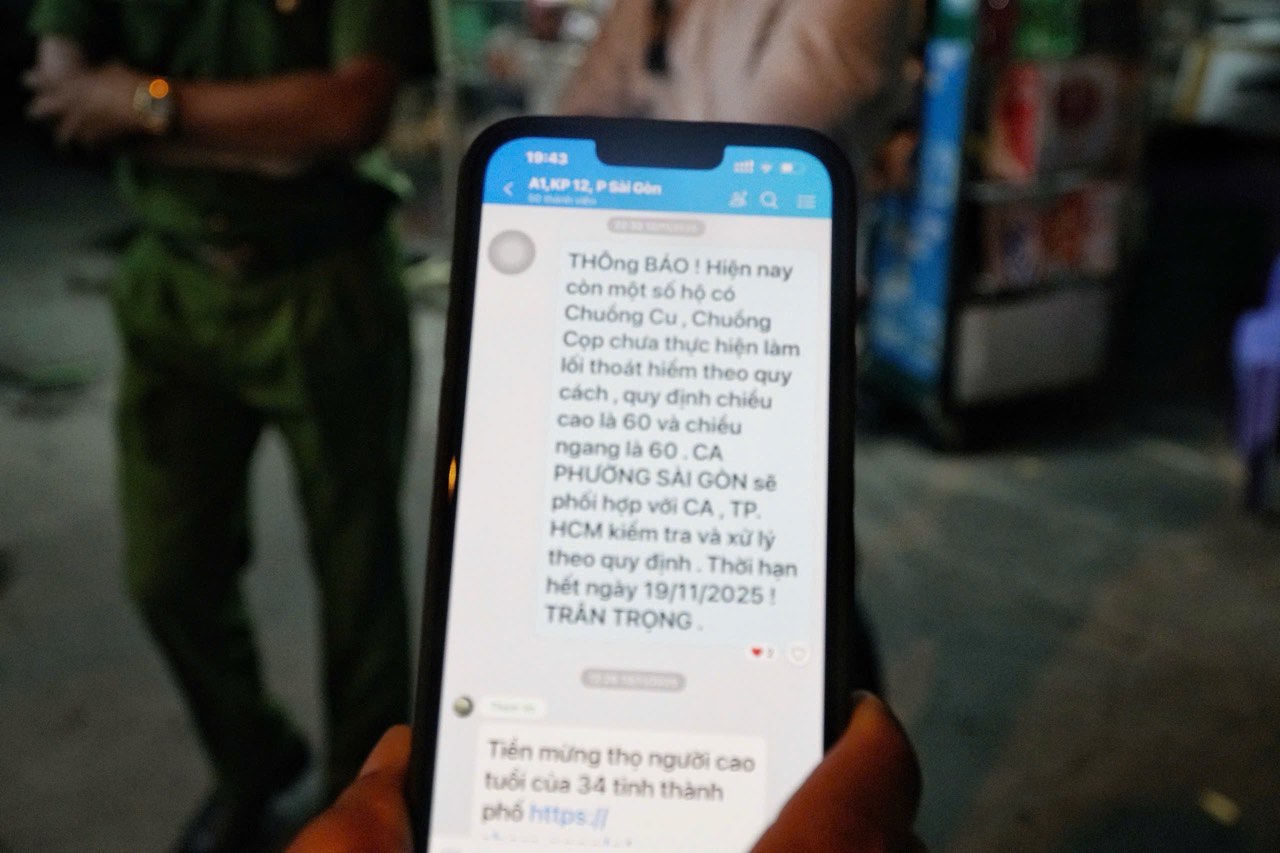 Cac to truong khu pho thong bao cho cac ho dan trong khu vuc minh quan ly nam bat cac quy dinh ve PCCC. Anh: Minh Tam