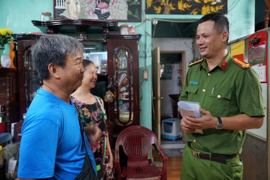 Can bo PCCC giai thich cho cu dan ve cac trang thiet bi can co trong nha de ung pho khi xay ra chay. Anh: Minh Tam