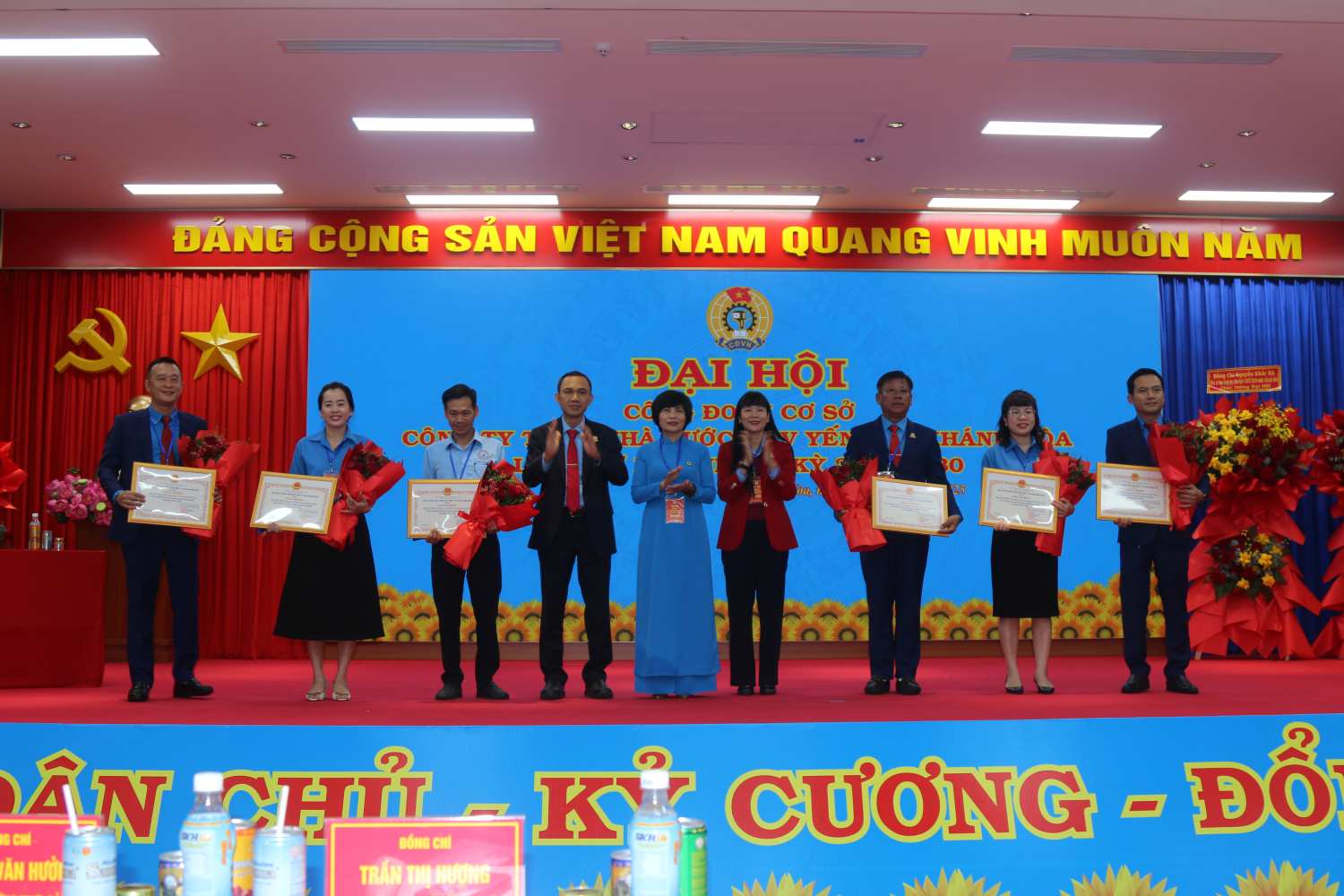 Lanh dao LDLD tinh Khanh Hoa va Cong ty Yen sao Khanh Hoa trao bang khen cho cac tap the tieu bieu trong hoat dong Cong doan. Anh: Phuong Linh