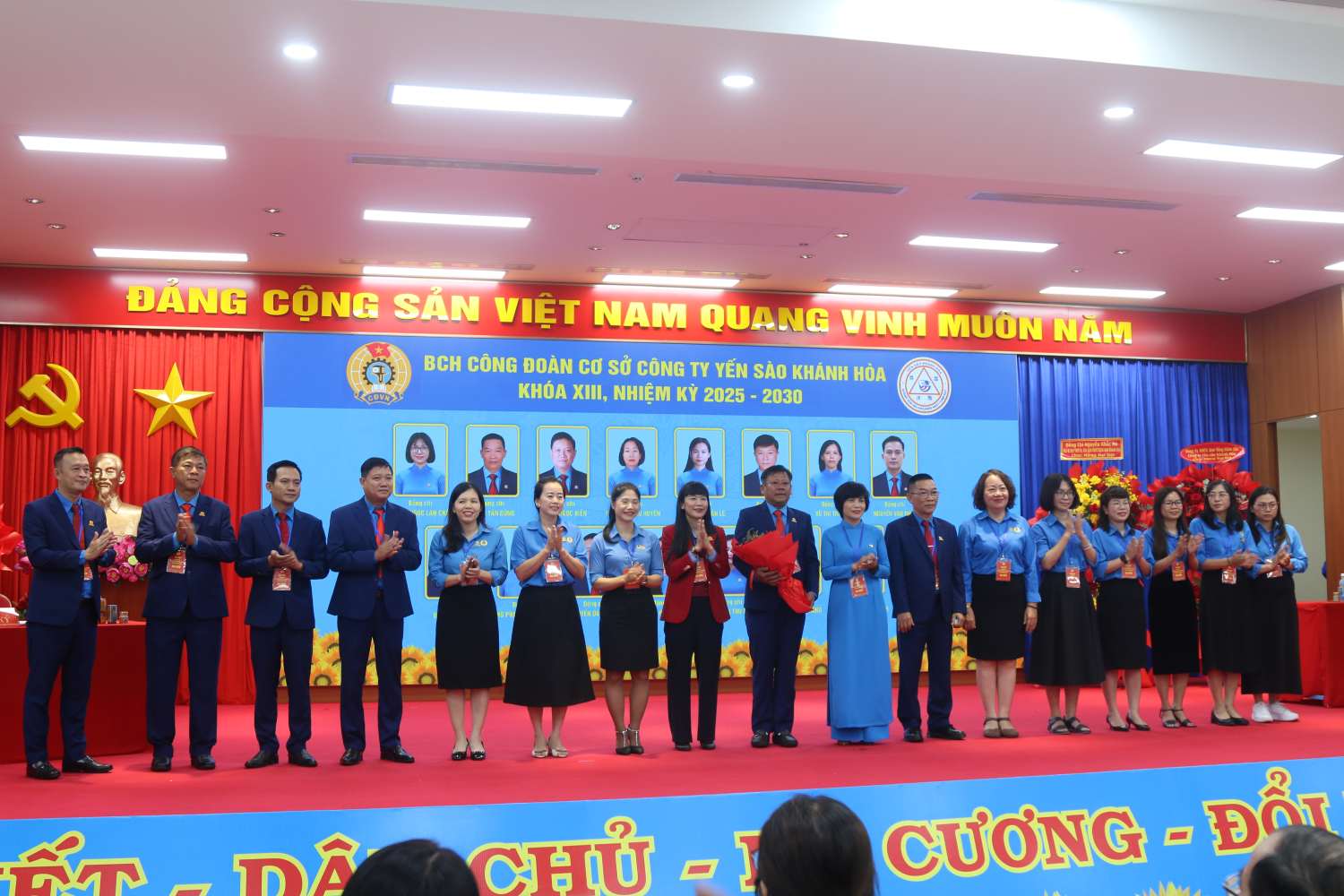 Cac dai bieu bo phieu bau Ban Chap hanh nhiem ky moi gom 15 nguoi va ra mat tai Dai hoi. Anh: Phuong Linh