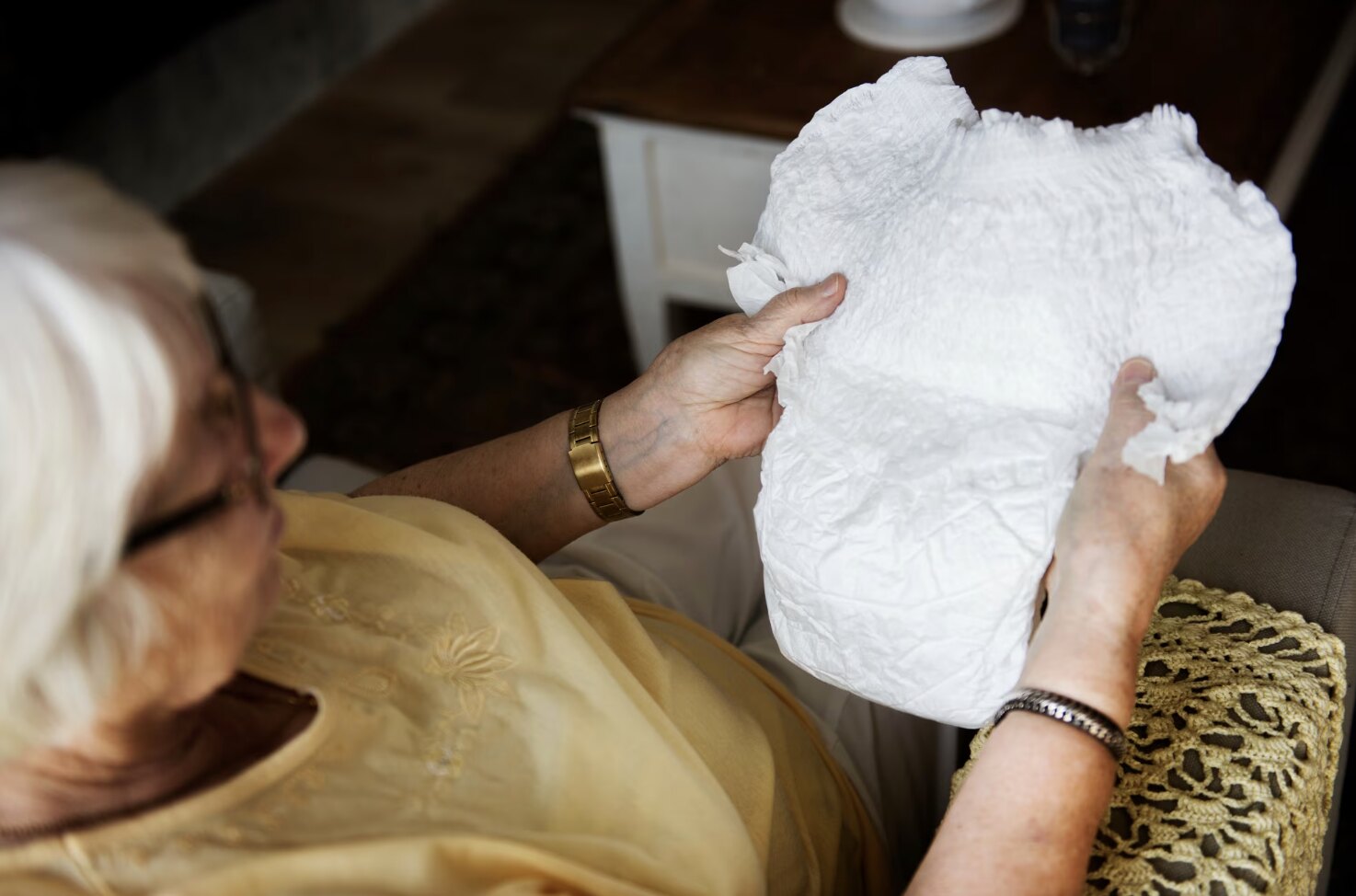 Caring for bedridden people requires skills, especially when changing diapers. Photo: Thuy Duong