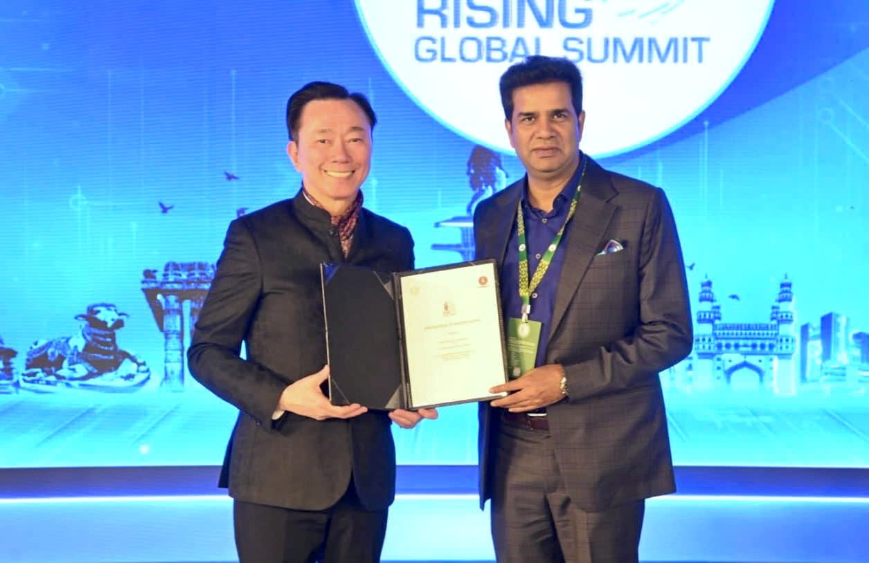 Ong Pham Sanh Chau (trai), Tong Giam doc Vingroup Chau A kiem Tong Giam doc VinFast Chau A, va ong Sanjay Kumar, Thu truong Bo Cong thuong, Chinh quyen Bang Telangana, tai buoi le ky ket. Anh: Vingroup