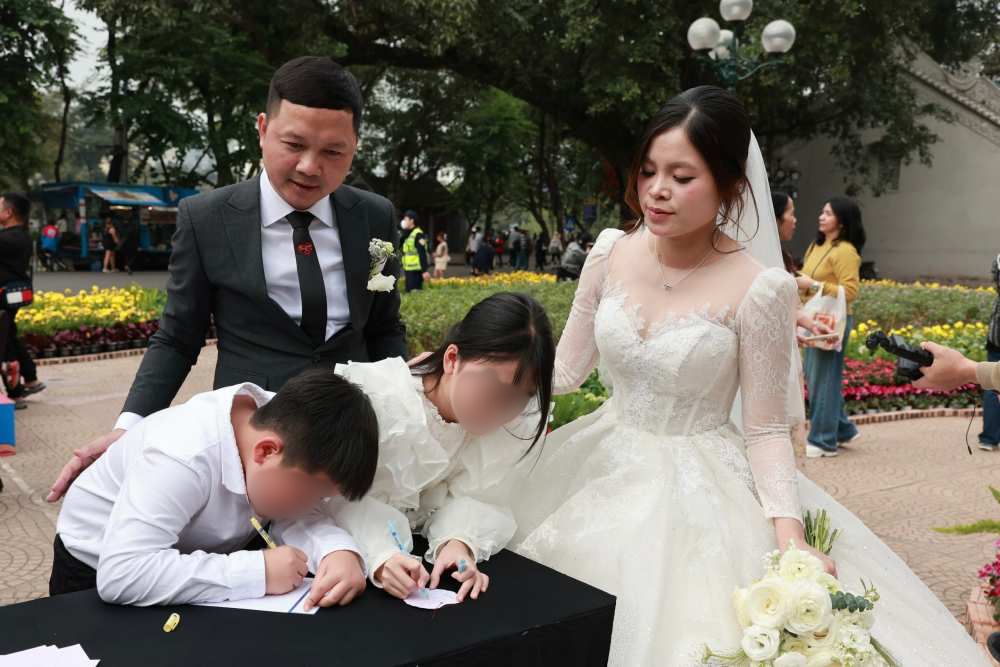 Gia dinh chi Thuy cung viet uoc nguyen len “Cay Hanh phuc“. Anh: Hai Nguyen