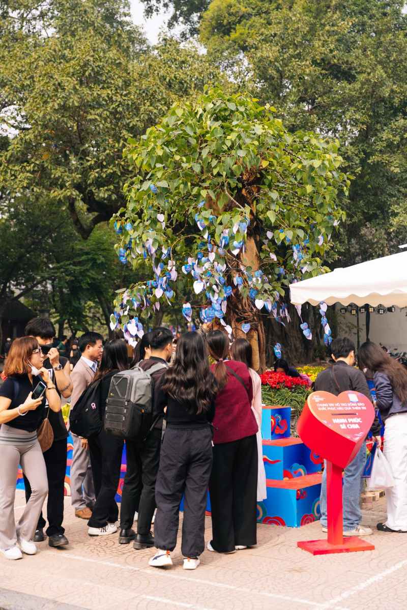 “Cay Hanh phuc” duoc dat o khu vuc den Ba Kieu thu hut dong dao nguoi dan va du khach. Anh: Happy Vietnam