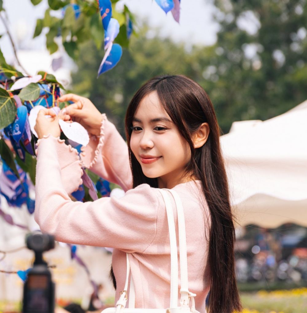 Nu du hoc sinh nguoi Lao viet dieu uoc duoi tan “Cay Hanh phuc“. Anh: Hai Nguyen