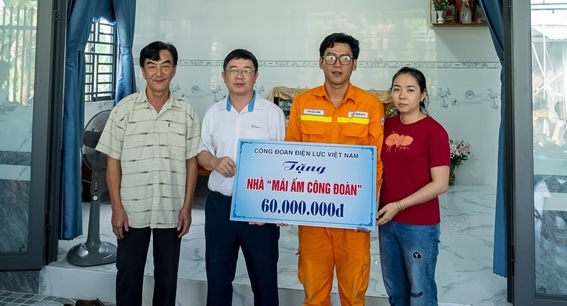 Mr. Pham Le Phu - Deputy Secretary of the Party Committee, General Director of EVNNPT EVN Corporation, Vietnam Electricity Trade Union presented the Trade Union Shelter support to Mr. Phan Van Thang. Photo: PTC4