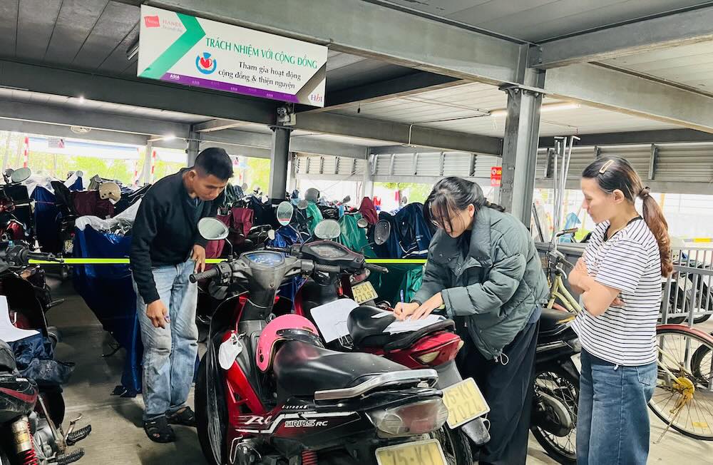 Los medios de transporte de los trabajadores son inspeccionados y reparados. Foto: Sindicato HBI Hue