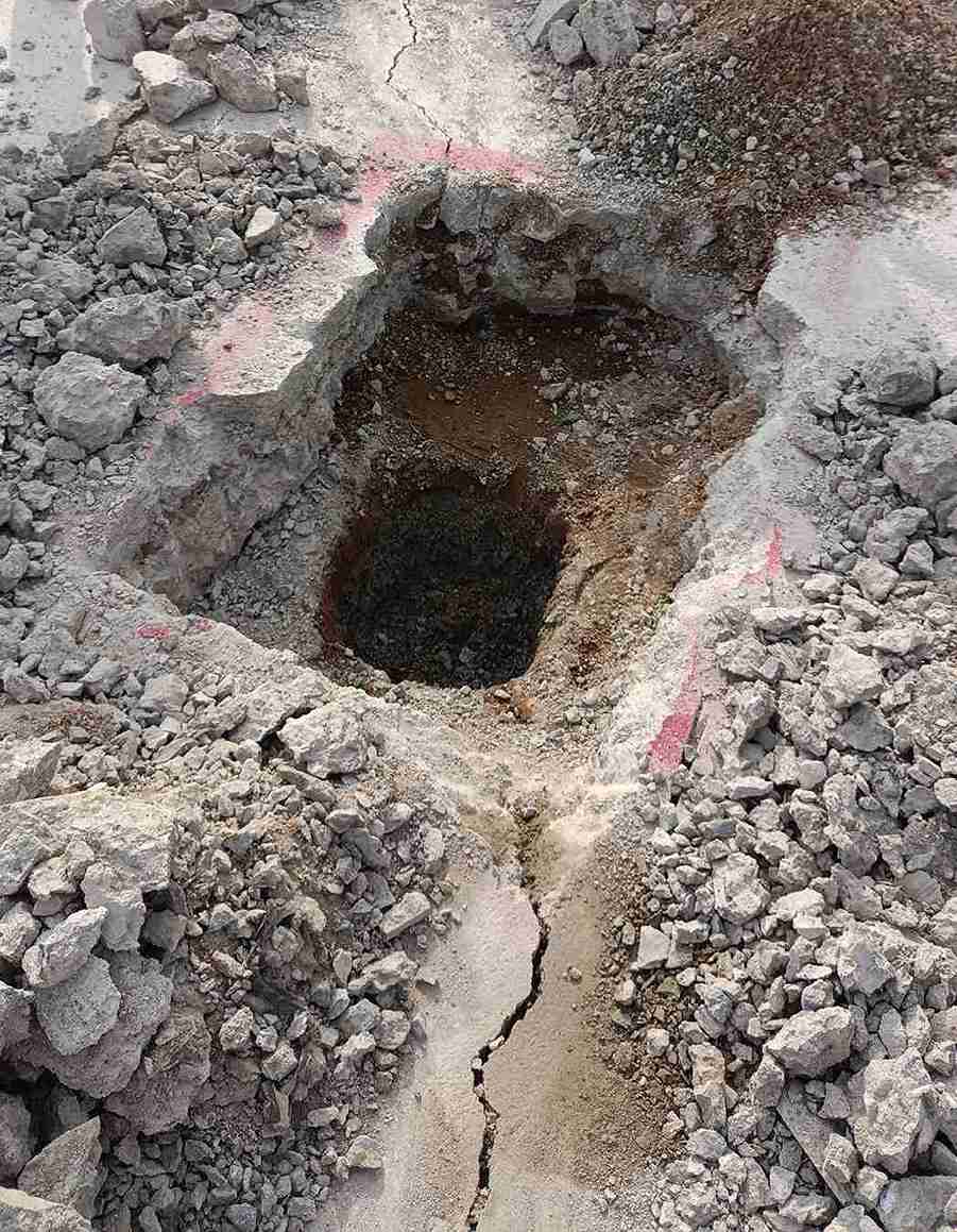 Chủ đầu tư và cơ quan chức năng trực tiếp đến kiểm tra vết nứt trên mặt thân đập. Ảnh: Huỳnh Hải