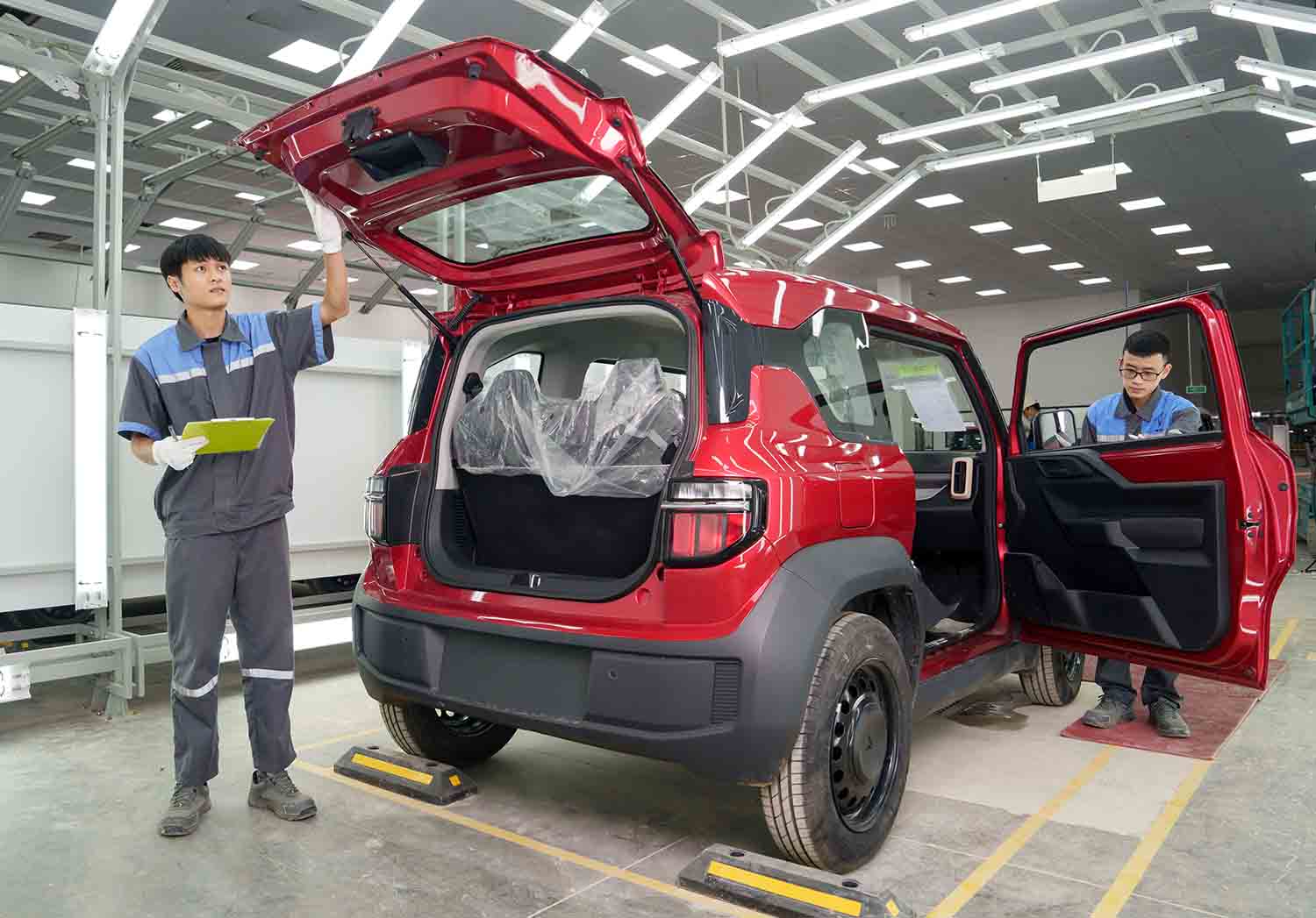 Linh vuc san xuat o to tai Ha Tinh dang giai quyet viec lam cho hang nghin lao dong voi thu nhap kha cao. Anh: Tran Tuan.