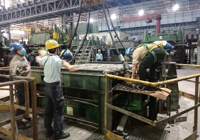 Nguoi lao dong lam viec tai KKT Vung Ang. Anh: Tran Tuan.