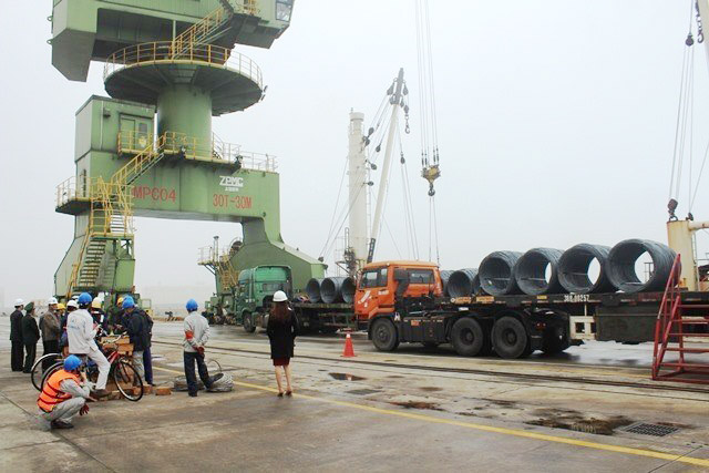 Cong ty Formosa Ha Tinh boc xep sat thep len tau tai Cang Son Duong di xuat ban. Anh: Tran Tuan.