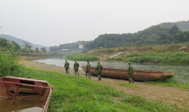 Cán bộ biên phòng Đồn cửa khẩu quốc tế Lào Cai tuần tra, kiểm soát khu vực biên giới. Ảnh: TTXVN