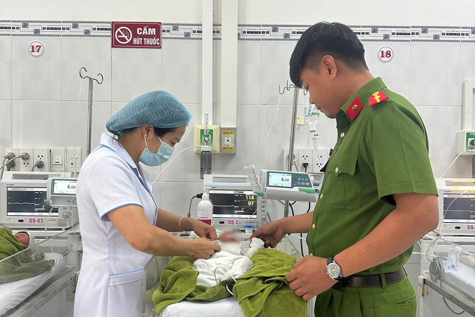 A newborn baby girl found in a rubber garden in Ia Mo commune (Gia Lai) was saved. Photo: Le Tien