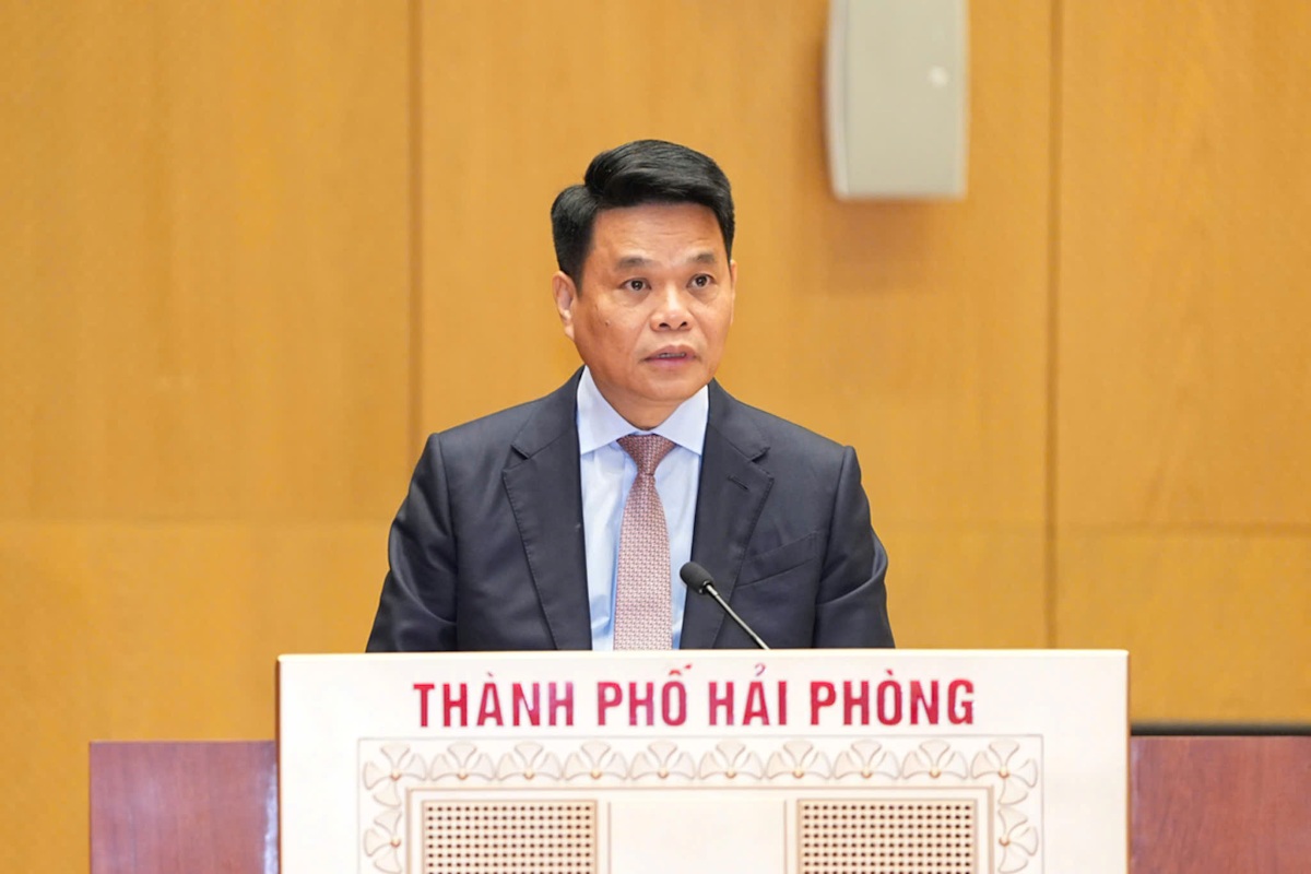 Chairman of the City People's Committee Le Ngoc Chau reported at the meeting. Photo: Hai Phong Portal