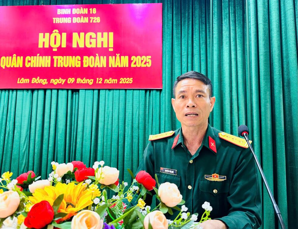 Thuong ta Nguyen Van Hue - Pho Bi thu Dang uy, Trung doan truong Trung doan 726 phat bieu tai hoi nghi. Anh: Phan Tuan