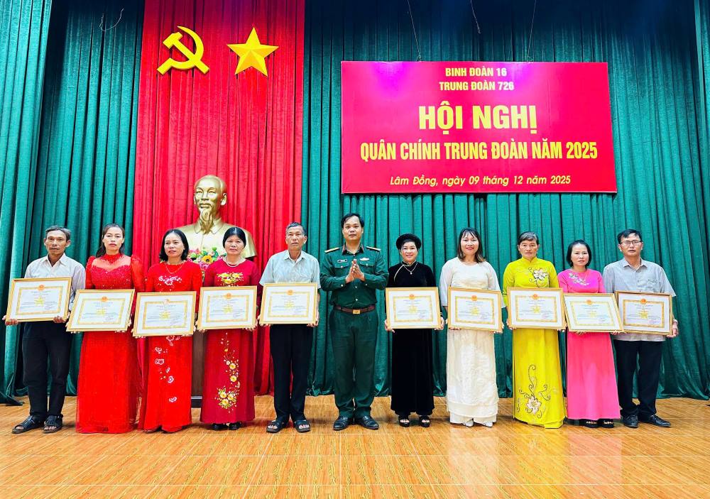 Thuong ta Do Van Trang, Bi thu Dang uy, Chinh uy Trung doan 726 trao thuong cac ca nhan ho nhan khoan dat thanh tich xuat sac. Anh: Phan Tuan