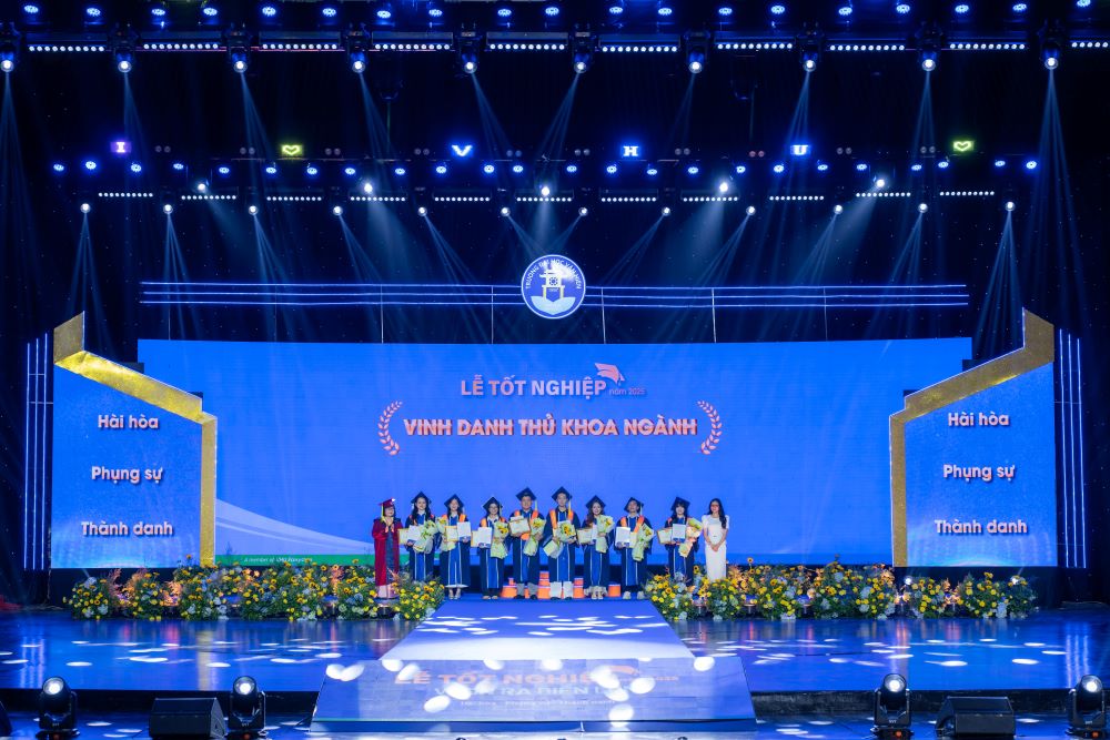 Thu khoa cac nganh duoc Nha truong trao tang giay khen va thu moi nhan viec voi muc luong tu 15 trieu dong/thang tai buoi le