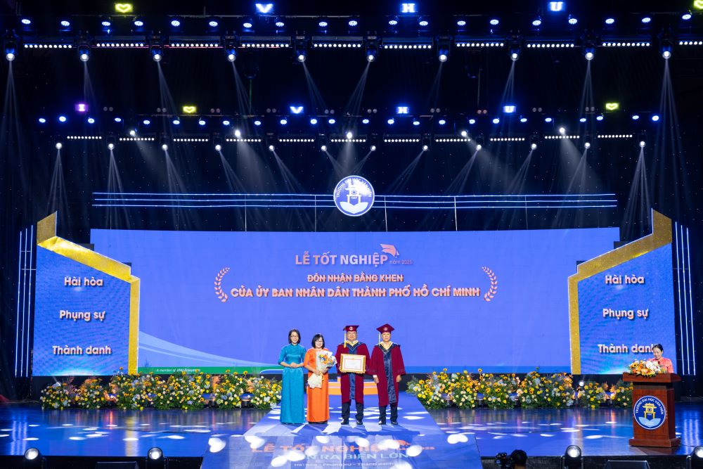 Truong Dai hoc Van Hien don nhan bang khen cua UBND TPHCM.