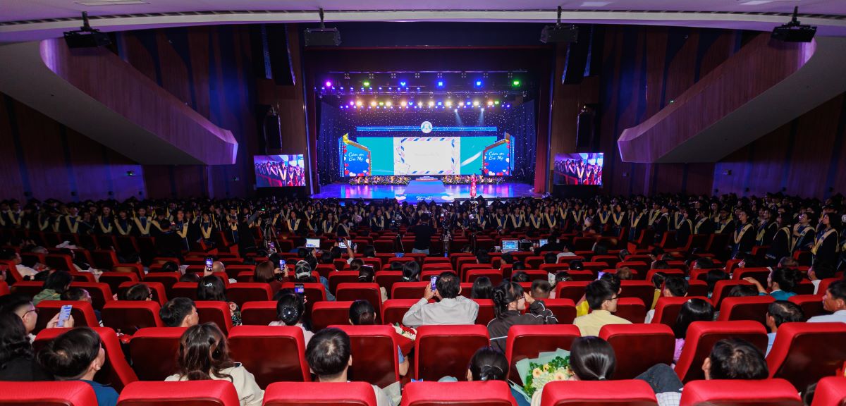 Khoảnh khắc Tân khoa Trường Đại học Văn Hiến tri ân phụ huynh tại lễ tốt nghiệp 2025.  