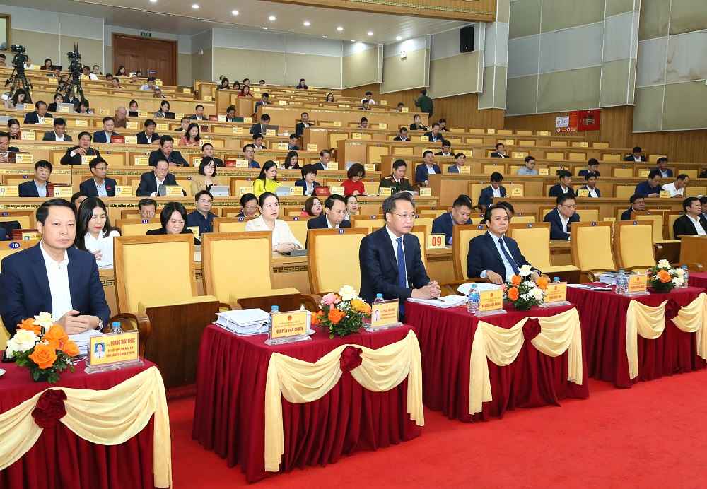  Các đồng chí lãnh đạo tỉnh và các đại biểu dự Kỳ họp. Ảnh: Cổng TTĐT tỉnh Hưng Yên