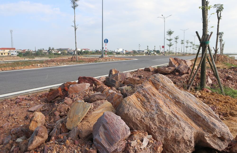 계약자는 풍화석을 사용하여 후에의 수백억 동 도로 프로젝트를 훔쳐 매립합니다. 사진: Nguyen Luan