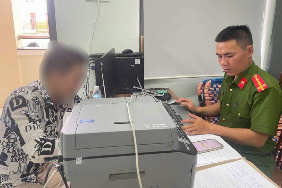 Công an xã Tuy Phước Đông (Gia Lai) xử lý đối tượng đăng tin sai sự thật về mưa lũ, hoạt động thiện nguyện lên mạng xã hội. Ảnh: Công an