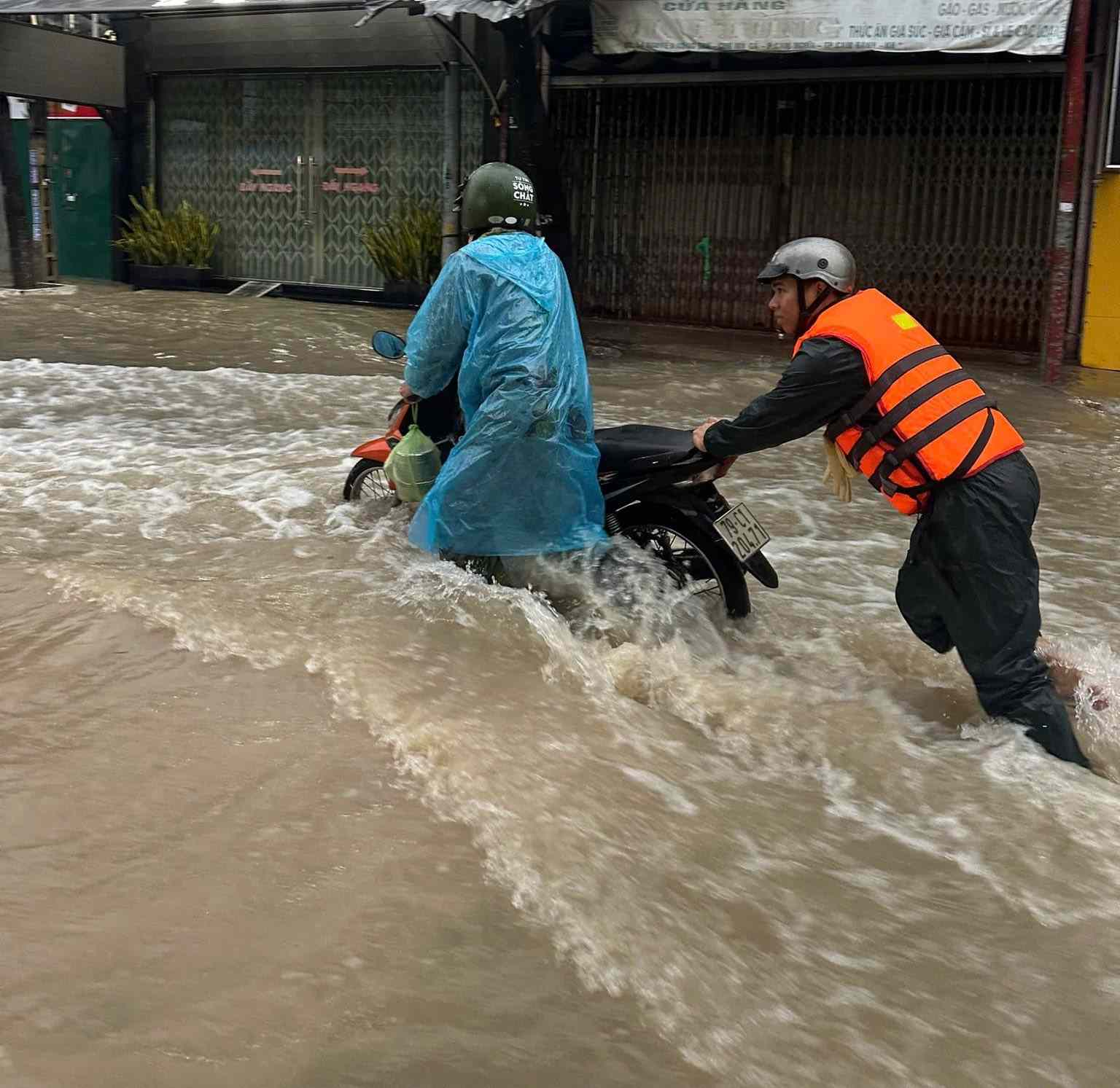 Khanh Hoa 会長は、各省庁、部門、地方自治体に対し、大雨、洪水、浸水、地滑りに積極的に対応するよう要請しました。写真: Huu Long