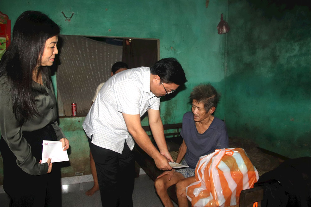 Mr. Le Tri Thanh - Chairman of the Vietnam Fatherland Front Committee of Da Nang City presented gifts to support people affected by floods. Photo: Vietnam Fatherland Front of Da Nang.