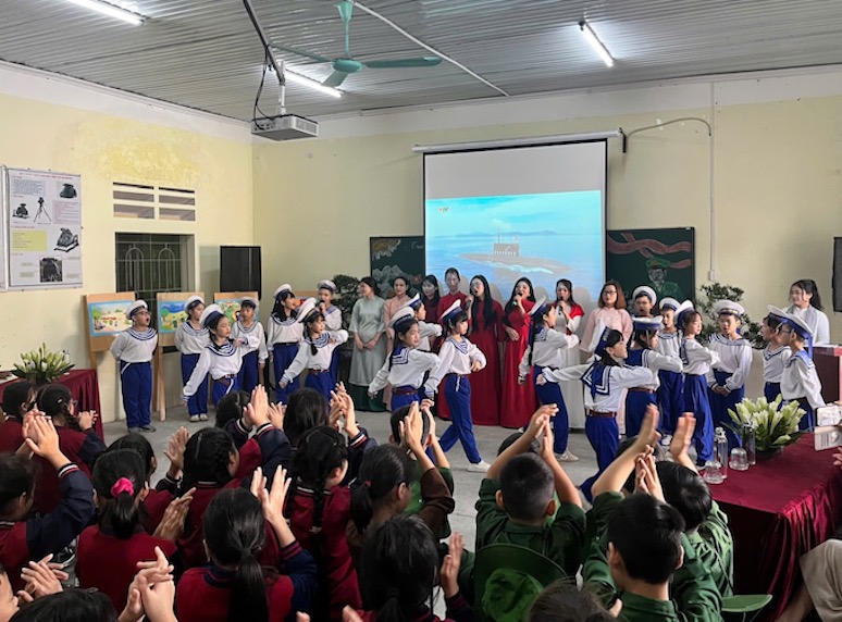 Hoc sinh Truong Tieu hoc Tay Tuu A tham gia cac hoat dong tai ngay trai nghiem. Anh: Van Trang