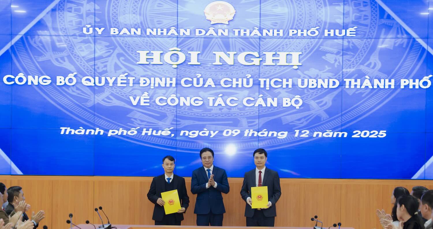 Deputy Secretary of the City Party Committee, Chairman of the Hue City People's Committee Nguyen Khac Toan chaired and presented the decision to appoint the officials. Photo: Van Bon.