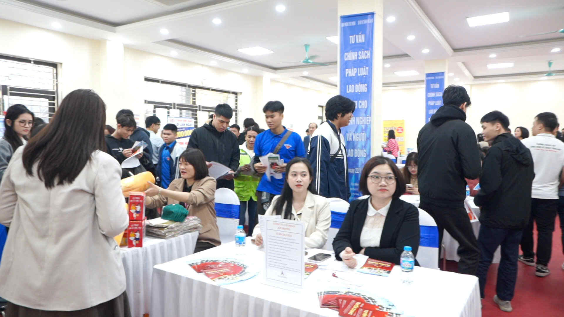 Nhieu doanh nghiep den Trung tam Dich vu Viec lam Ha Noi de tim kiem lao dong, phuc vu nhu cau tang cao dip cuoi nam. Anh: Trang Anh