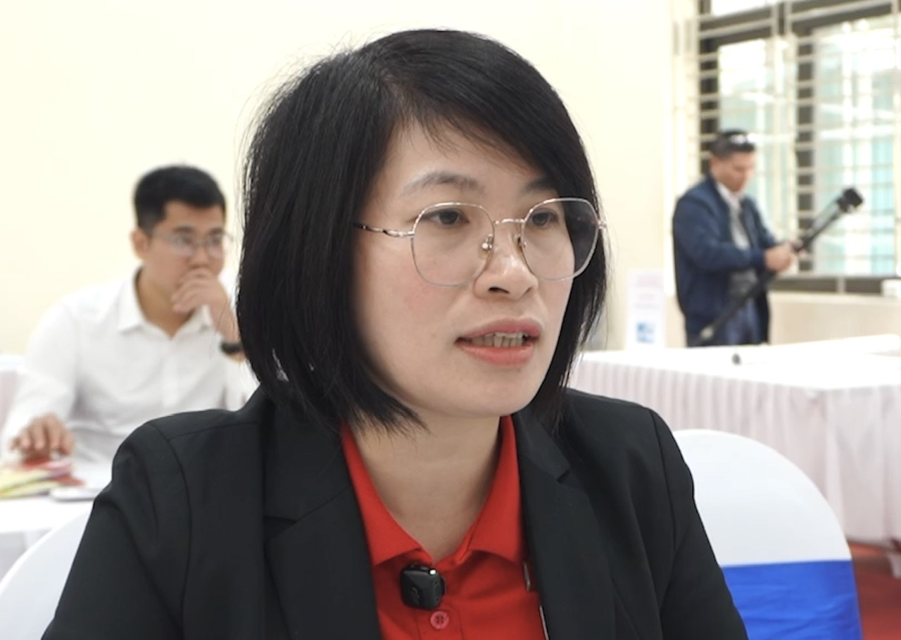 Chi Dang Thi Hao, ke toan sieu thi Lan Chi Mart Dong Anh (Ha Noi), trao doi ve nhu cau tuyen dung tai Trung tam Dich vu Viec lam Ha Noi. Anh: Trang Anh