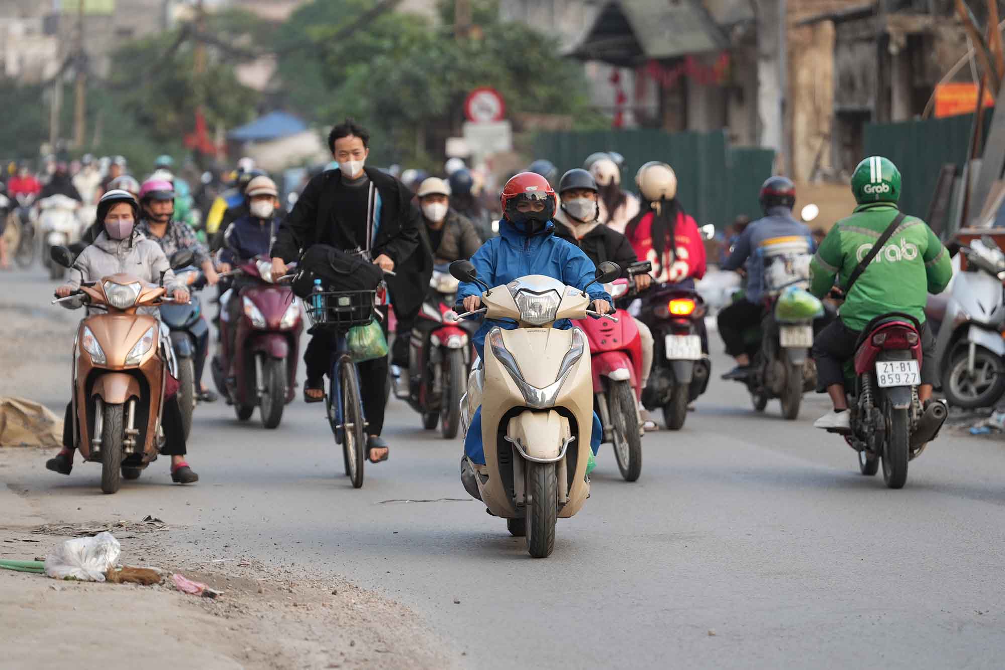 Vehicles traveling on Hanoi Ring Road 1, afternoon of December 8. Photo: Song Huu